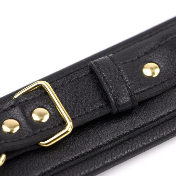 Banoch Anklecuff gold zwarte enkelboeien leer met goud 987101374 9 Banoch Anklecuff gold zwarte enkelboeien leer met goud 987101374 9