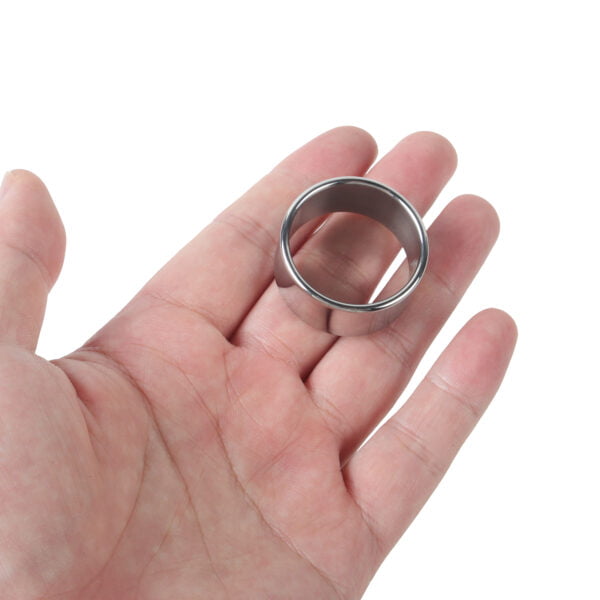 Banoch Glansring Thin brede dunne metalen eikelring liggend in hand