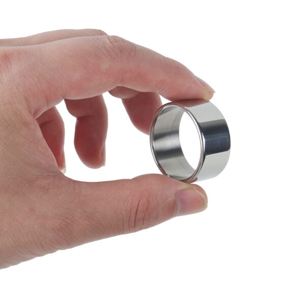 Banoch Glansring Thin brede dunne metalen eikelring tussen 2 vingers