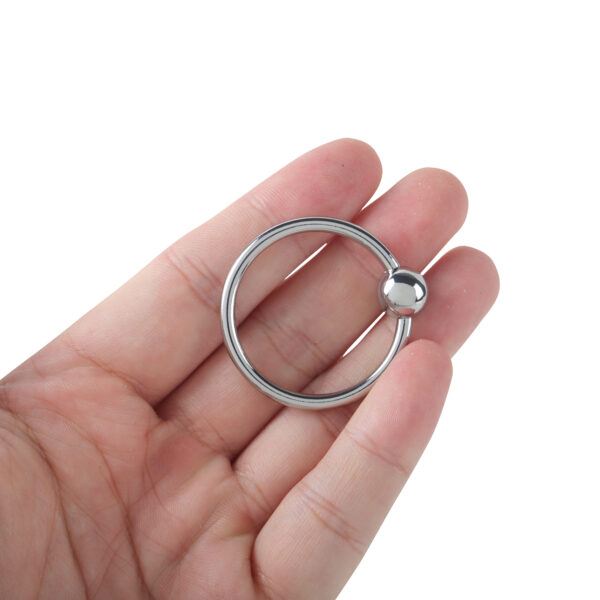 Banoch   Glansring Veronica  metalen eikelring met bal   cockring liggend in hand