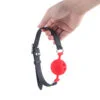 Banoch   ball gag siliconen medium   rood Ø 4,5 cm   hangend in hand (1)