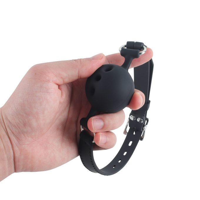 Banoch   ball gag siliconen medium   zwart Ø 4,5 cm met luchtgaten in hand