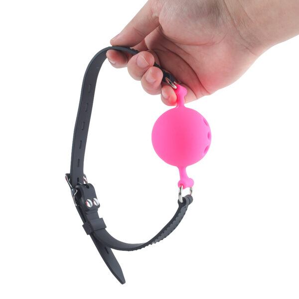 Banoch   ballgag siliconen large   roze Ø 5 cm met gaatjes hangendin hand (1)
