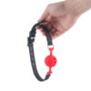 Banoch   ballgag siliconen small   rood Ø 3,5 cm hangend in hand