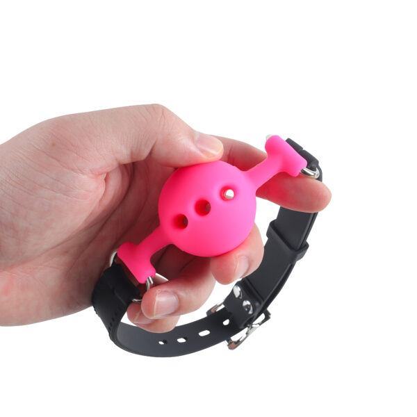 Banoch   ballgag siliconen small   roze Ø 3,5 cm   in hand