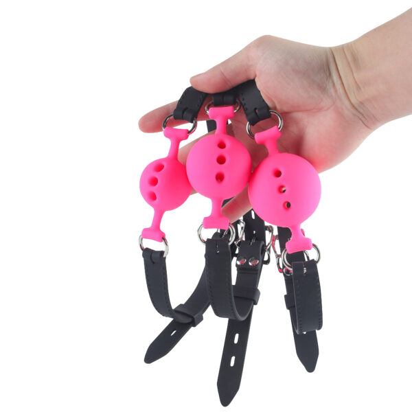 Banoch   ballgag siliconen small   roze alle hangend in hand