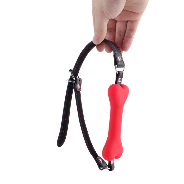 Banoch   mouthgag bone   siliconen gag bot   rood hangend in hand