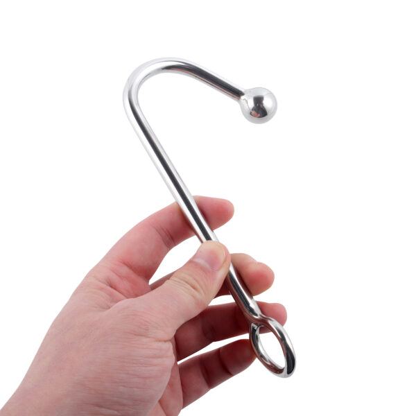 kleine bondagehaak van metaal in hand banoch 1 scaled kleine bondagehaak van metaal in hand banoch 1 scaled