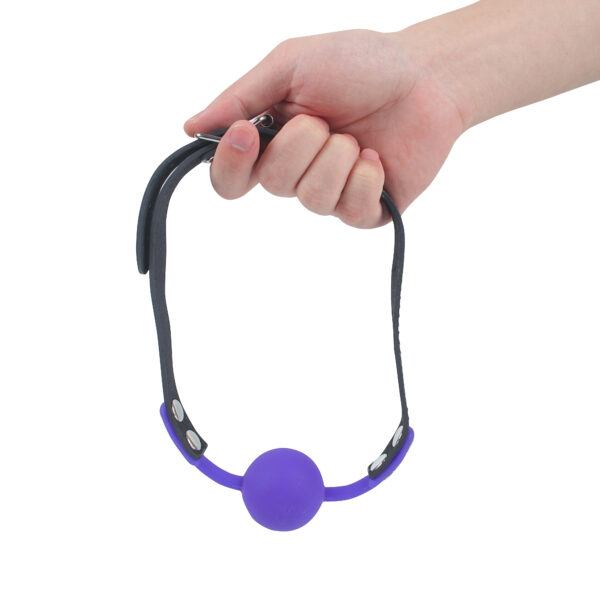 Banoch   Ballgag siliconen met verstelbare band   Paars   Bal ∅ 4 cm hangend in hand