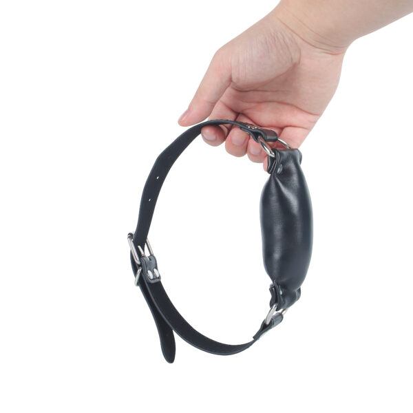 Banoch   Bit gag soft straight black   bitgag van imitatieleer zwart   hangend in hand