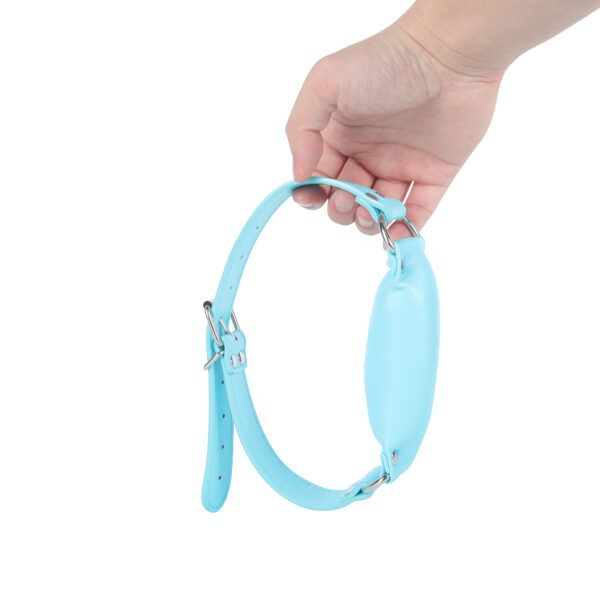 Banoch   Bit gag soft straight blue   bitgag van imitatieleer blauw hangend in hand