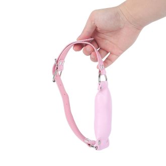 Banoch   Bit gag soft straight pink   bitgag van imitatieleer roze hangend in hand