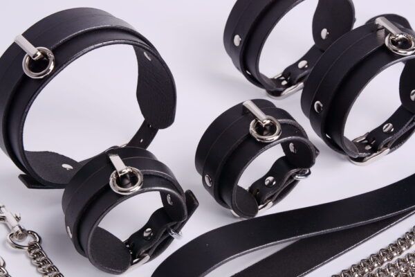 Banoch Hedonistic bauhaus Bondageset zwart leer 987101856 23 scaled Banoch Hedonistic bauhaus Bondageset zwart leer 987101856 23 scaled
