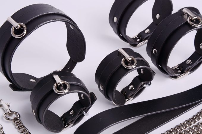 Banoch Hedonistic bauhaus Bondageset zwart leer 987101856 23 scaled Banoch Hedonistic bauhaus Bondageset zwart leer 987101856 23 scaled