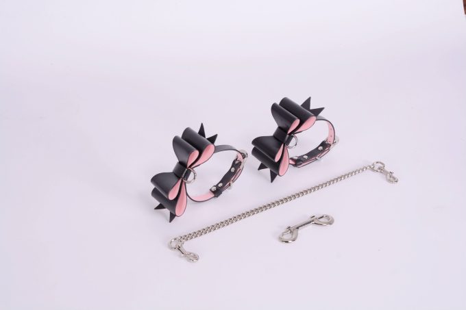Banoch Hedonistic bowtie Bondageset strik zwartroze leer 987101857 10 scaled