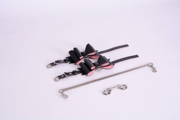 Banoch Hedonistic bowtie Bondageset strik zwartroze leer 987101857 11 scaled Banoch Hedonistic bowtie Bondageset strik zwartroze leer 987101857 11 scaled