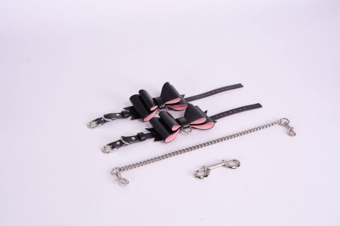 Banoch Hedonistic bowtie Bondageset strik zwartroze leer 987101857 11 scaled