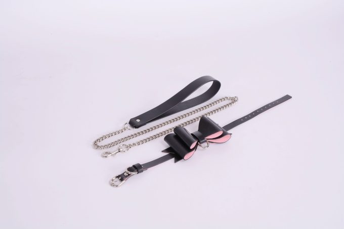 Banoch Hedonistic bowtie Bondageset strik zwartroze leer 987101857 12 scaled