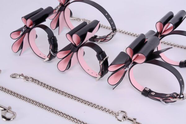 Banoch Hedonistic bowtie Bondageset strik zwartroze leer 987101857 13 scaled Banoch Hedonistic bowtie Bondageset strik zwartroze leer 987101857 13 scaled