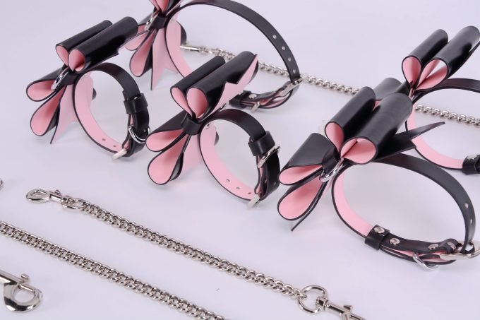 Banoch Hedonistic bowtie Bondageset strik zwartroze leer 987101857 13 scaled