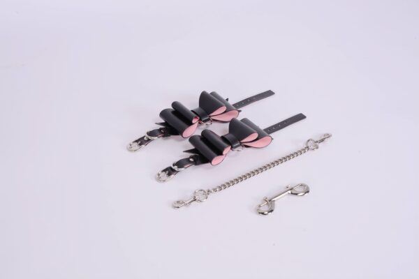 Banoch Hedonistic bowtie Bondageset strik zwartroze leer 987101857 9 scaled Banoch Hedonistic bowtie Bondageset strik zwartroze leer 987101857 9 scaled