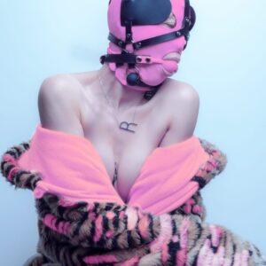 Banoch model alice madrettor fotograaf oski mask horseplay ponyplay with ballgag roze spandex masker