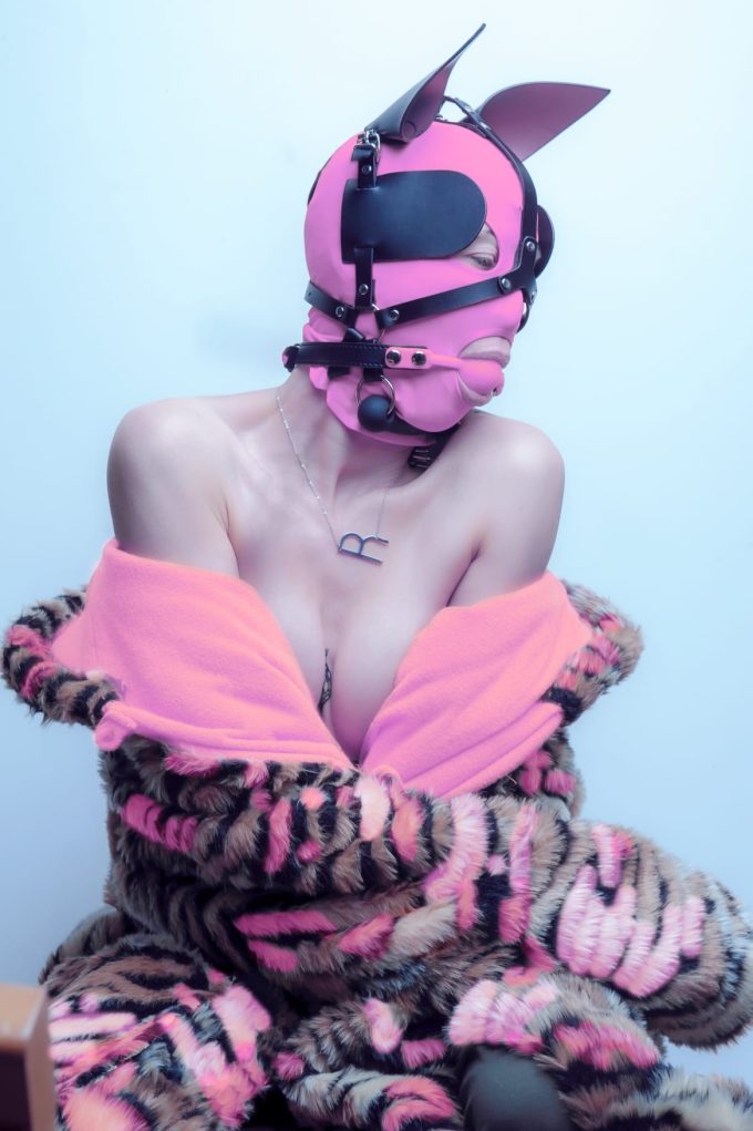 Banoch model alice madrettor fotograaf oski mask horseplay ponyplay with ballgag roze spandex masker