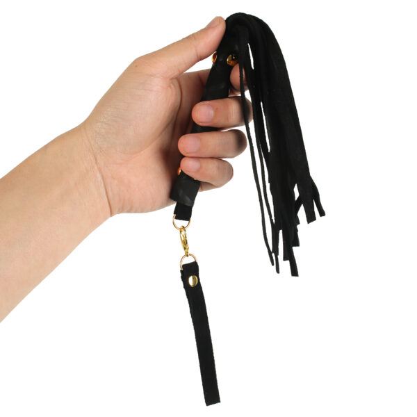 Banoch Flogger klein zwart imitatie suede zweep zacht 30 cm 7 scaled Banoch Flogger klein zwart imitatie suede zweep zacht 30 cm 7 scaled