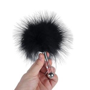 Banoch Tantra feather black zwarte streelveer in hand