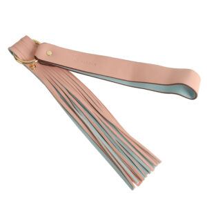Banoch flogger flat blauw roze pu leer 50 cm BDSM 1 scaled