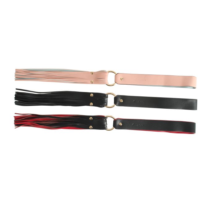 Banoch flogger flat zwart rood roze pu leer 50 cm BDSM scaled Banoch flogger flat zwart rood roze pu leer 50 cm BDSM scaled