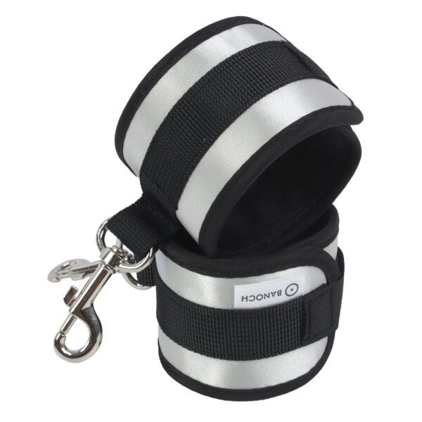 Banoch Cuffs Grey Comfortabele en zachte handboeien soft bondage 4 scaled Banoch Cuffs Grey Comfortabele en zachte handboeien soft bondage 4 scaled