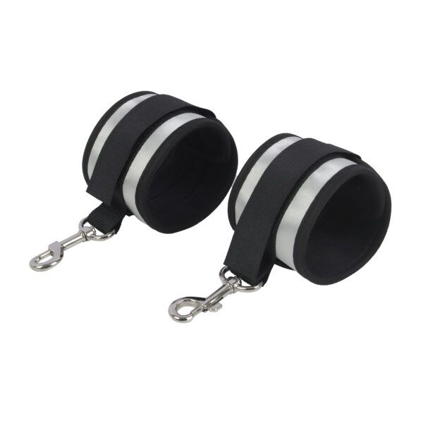 Banoch Cuffs Grey Comfortabele en zachte handboeien soft bondage 5 scaled Banoch Cuffs Grey Comfortabele en zachte handboeien soft bondage 5 scaled