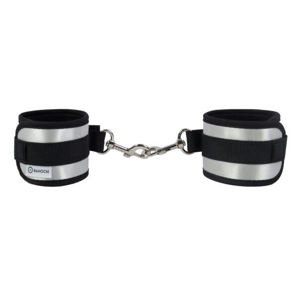 Banoch Cuffs Grey Comfortabele en zachte handboeien soft bondage 6 scaled Banoch Cuffs Grey Comfortabele en zachte handboeien soft bondage 6 scaled