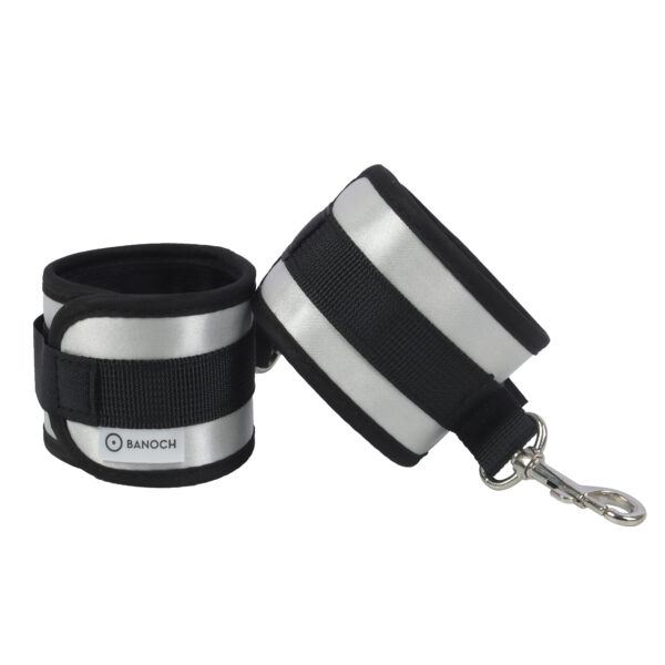 Banoch Cuffs Grey Comfortabele en zachte handboeien soft bondage 7 scaled Banoch Cuffs Grey Comfortabele en zachte handboeien soft bondage 7 scaled