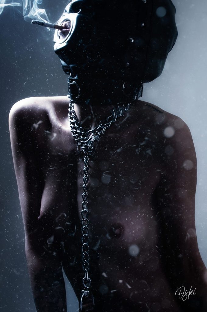 Banoch model alice fotograaf oski zwart bondage masker Inferno Bondage Mask black