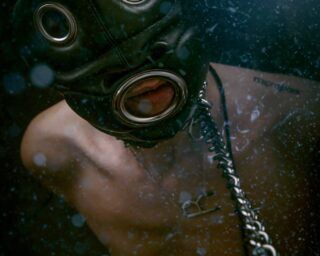 Banoch model alice fotograaf oski zwart bondage masker Inferno Bondage Mask black diving sub