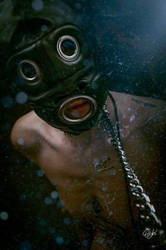 Banoch model alice fotograaf oski zwart bondage masker Inferno Bondage Mask black diving sub