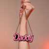 Banoch x darvinetta daddy hanger goud in hand Banoch x darvinetta daddy hanger goud in hand