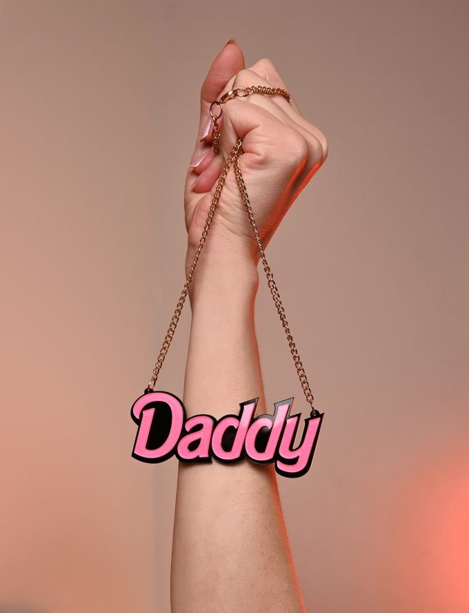 Banoch x darvinetta daddy hanger goud in hand