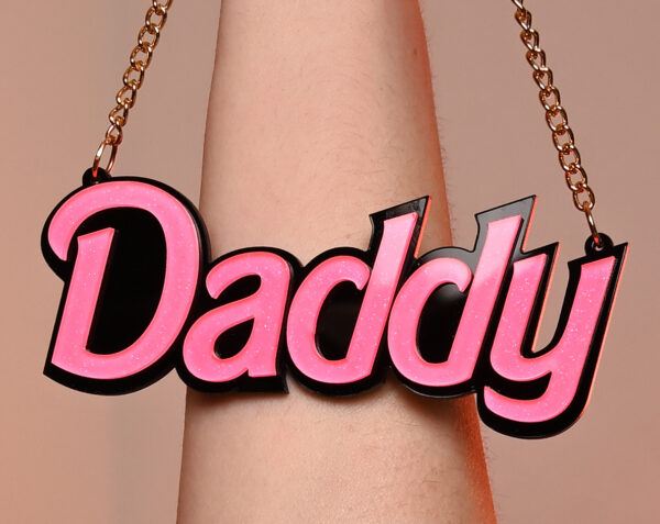 Banoch x darvinetta daddy hanger goud in hand close up Banoch x darvinetta daddy hanger goud in hand close up