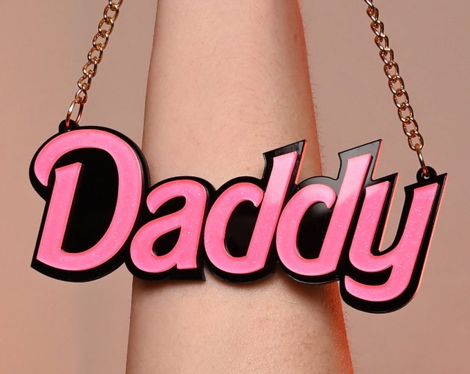 Banoch x darvinetta daddy hanger goud in hand close up