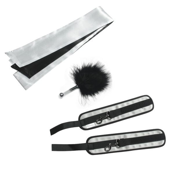 Banoch Blinddoek handboeien streelveer soft grey bondage 2 scaled Banoch Blinddoek handboeien streelveer soft grey bondage 2 scaled