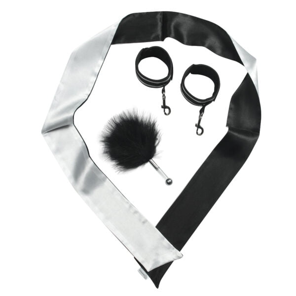 Banoch Blinddoek handboeien streelveer soft grey bondage 3 scaled Banoch Blinddoek handboeien streelveer soft grey bondage 3 scaled