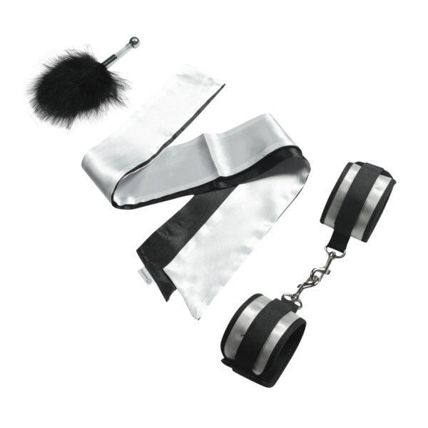 Banoch Blinddoek handboeien streelveer soft grey bondage 4 scaled Banoch Blinddoek handboeien streelveer soft grey bondage 4 scaled