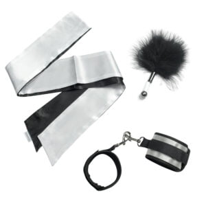 Banoch Blinddoek handboeien streelveer soft grey bondage 5 scaled