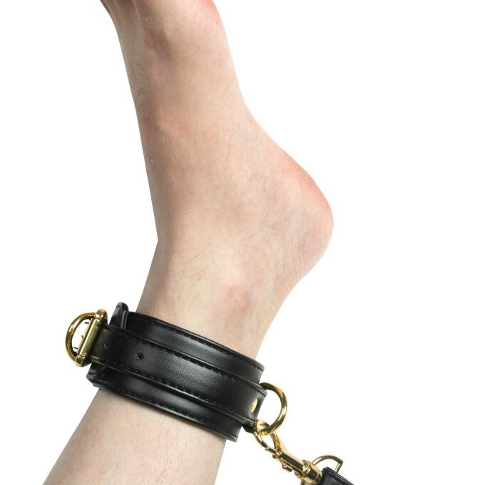 Banoch luxe bondageset zwart handboeien enkelboeien collar leash pu leer opbergtas 11 scaled