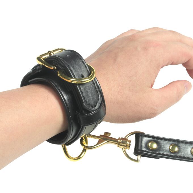 Banoch luxe bondageset zwart handboeien enkelboeien collar leash pu leer opbergtas 12 scaled