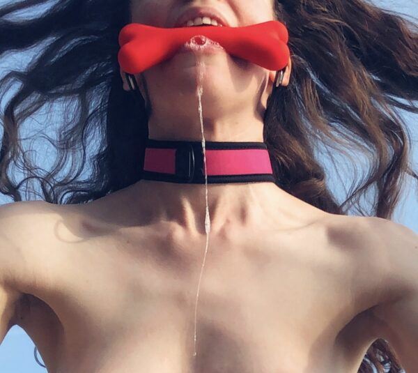 Bonegag strap rood Banoch X Darvinetta