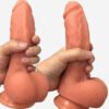 Banoch Dildo siliconen beige met zuignap max Ø 4,7 cm 20 cm in hand